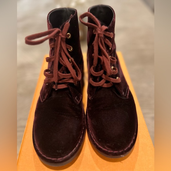 Authentic Chanel Interlocking CC Logo Velvet Lace-Up Boots in Burgundy. Size 7 - Picture 3 of 8